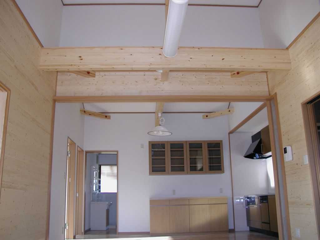 居間と台所は、必要に応じて仕切れる収納型間仕切り建具で